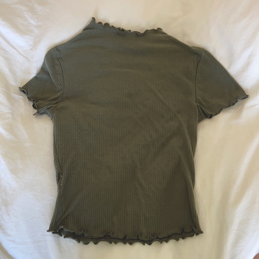 Women’s green mock neck shirt with ribbing